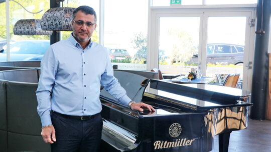 Yunus Aksoy vom Restaurant Bomonti in Ransbach-Baumbach in der Rheinstraße 96 ist stolz auf einen nagelneuen Ritmüller Flügel, d