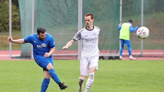 Niklas Hermann (rechts) ließ nach einer halben Stunden den Knoten langsam für die Sportfreunde Höhr-Grenzhausen aufgehen. Sein 1