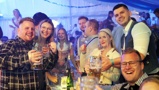 Das Foto ist beim Oktoberfest in Großmaischeid im Jahr 2025 entstanden. Neben vielen Erwachsenen waren dort auch Minderjährige v