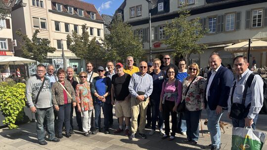 Das Bündnis Wohnen sowie Vertreter der Lokalpolitik sahen sich bei einem Rundgang im Zentrum die offensichtlichen Leerstände an. Das Bündnis Wohnen sowie Vertreter der Lokalpolitik sahen sich bei einem Rundgang im Zentrum die offensichtlichen Leerstände an.