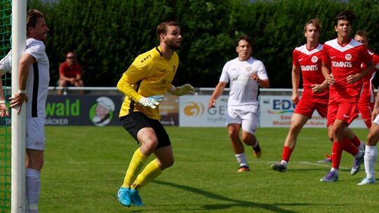 Steht dem TuS Hackenheim nicht mehr zur Verfügung: Torwart Christoph Grimm (gelbes Trikot).