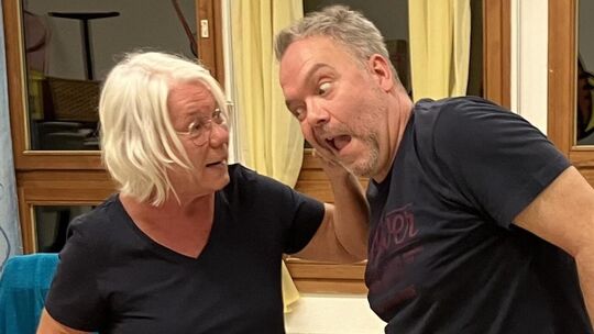 Als dominante Ehefrau hat Renate (Bruni Gibbert) ihren Mann Hans-Jochen (Heiko Massmann) voll im Griff.