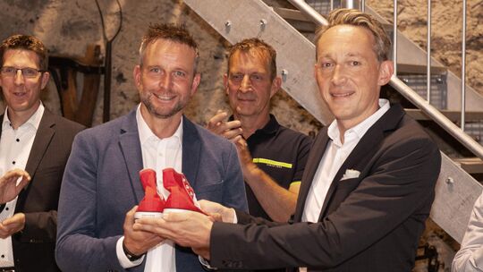 Der größte Coup in der Amtszeit von Marc Ruland (rechts): Marko Boos (2. von links) gewinnt die Landratswahl 2024 und wird erste