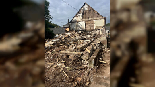 Das einsturzgefährdete Haus in Hintertiefenbach wurde am Mittwoch niedergelegt. Das einsturzgefährdete Haus in Hintertiefenbach wurde am Mittwoch niedergelegt.