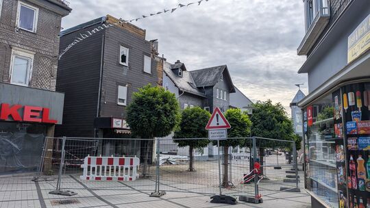 Mittlerweile ist das Haus in der Bahnhofstraße in Betzdorf wieder großräumig abgesperrt. Nach dem Willen des Kreises soll der Ab