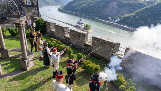 In Kaub wird Geschichte am Wochenende lebendig, wenn Preußen und Franzosen um die Burg Gutenfels kämpfen.