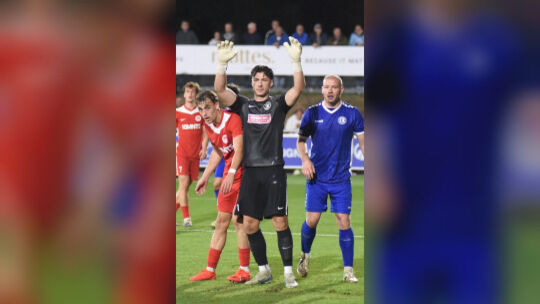 Rückkehr: Torwart Felix Basting steht am Freitagabend wieder im Kasten der Eintracht, vor ihm wird Fabien Spreitzer (rechts) abr