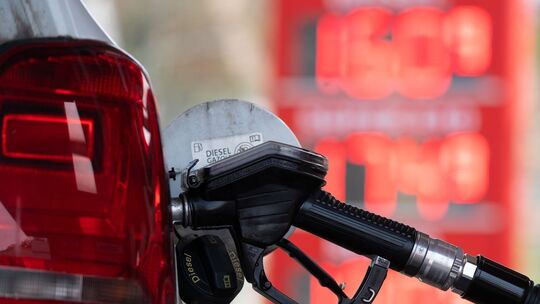 Rekorde beim Spritpreis sorgen für Unmut und Frust bei den Kunden. Darauf reagiert Tankstellenbetreiber Sascha Spindler aus Idar
