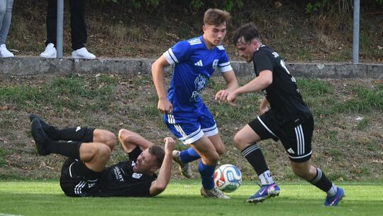 Der SV Winterbach am Boden? Nein, auch wenn der SVW derzeit den letzten Platz belegt und Immanuel Blaum gegen den FC Schmittweil