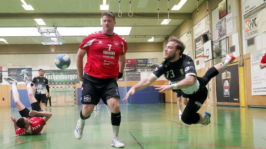 Bisher war gegen die Koblenzer Mannschaft um Tim Freitag (Mitte) kein Kraut gewachsen, der HCK fuhr in der Oberliga zwei hohe Si