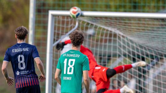 Glänzend in Form präsentierte sich trotz sechs Gegentore VfR-Keeper Philipp Schreier geegen Basara Mainz, doch der Schlussmann h