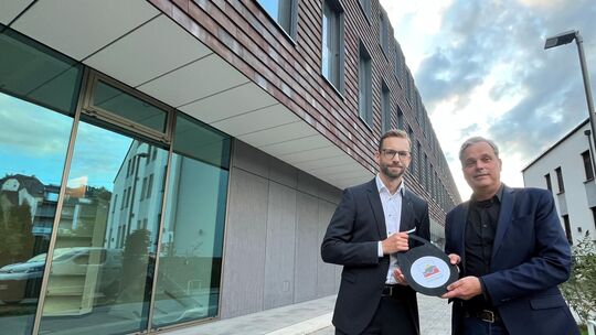 Architekt Ole Flemming (rechts) hat den symbolischen Transponder-Schlüssel für das neue Rathaus jetzt an Montabaurs Bürgermeiste