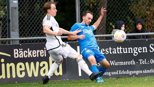 Mehr mannschaftliche Verantwortung erwartet Trainer Beytullah Kurtoglu von den Spielern seines TuS Pfaffen-Schwabenheim (weiße T