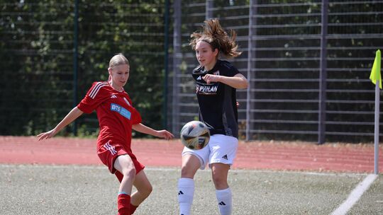 Hiobsbotschaft für den SV Holzbach: Der Tabellenführer der Frauen-Rheinlandliga muss lange auf Anna Sauer (rechts) verzichten, s
