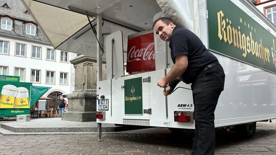 Auf den Koblenzer Plätzen – wie hier auf dem Jesuitenplatz – läuft seit Donnerstagmorgen der Aufbau für den Schängelmarkt.