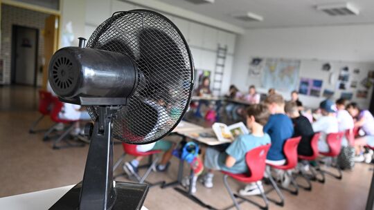 Dieser Sommer war heiß. In einigen Klassenzimmern wurden Ventilatoren aufgestellt, um es für die Schüler erträglicher zu machen.