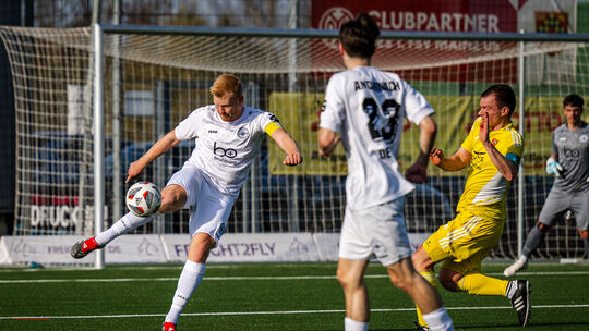 Philipp Schmitz (links, weißes Trikot) wird der SG 99 Andernach am Samstag im Heimspiel nach einer Gelb-Roten Karte definitiv fe