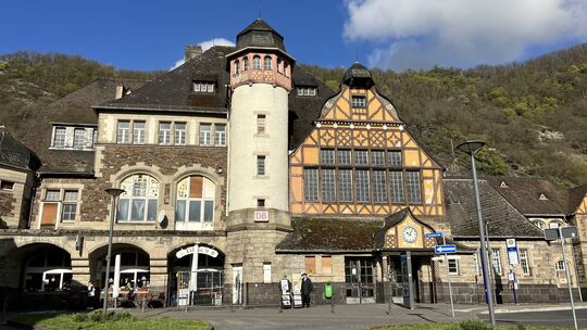 Das Bahnhofsgebäude in Cochem kann man derzeit für etwa eine halbe Million Euro erwerben. Das Bahnhofsgebäude in Cochem kann man derzeit für etwa eine halbe Million Euro erwerben.