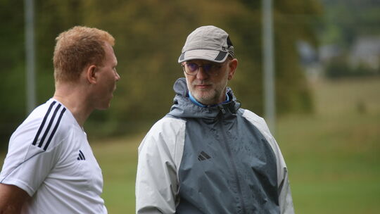 Das Trainerteam des SV Niederwörresbach, Matthias Haag (rechts) und Björn Rüßler bereitet sich auf das Duell am Freitag mit der