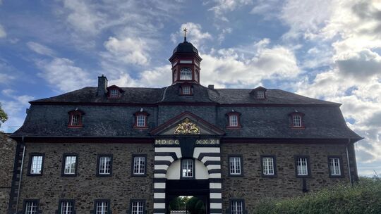 Das Schloss Burgbrohl beherbergt nicht nur ein Hotel, sondern bietet den Gästen auch gastronomisch ein vielseitiges Angebot in v