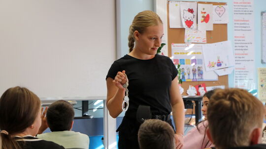 Fritzi klärt die Schüler auf, wie gefährlich es ist, im Internet Fremden zu vertrauen.