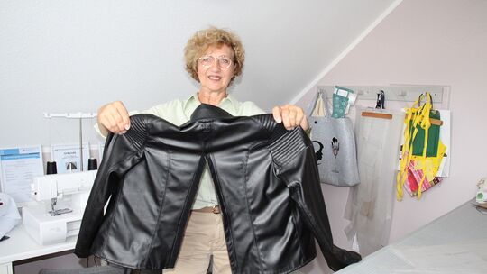 Die Lederjacke hat Ute Galli genau so designt, dass auch Menschen mit schweren Spastiken sie tragen können.