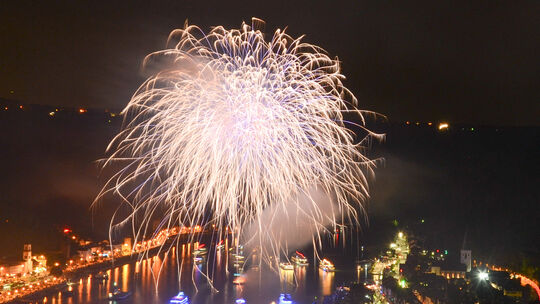 Von den Schiffen aus ließ sich auch 2023 wunderbar das Feuerwerk von Rhein in Flammen in St. Goar beobachten. Von den Schiffen aus ließ sich auch 2023 wunderbar das Feuerwerk von Rhein in Flammen in St. Goar beobachten.