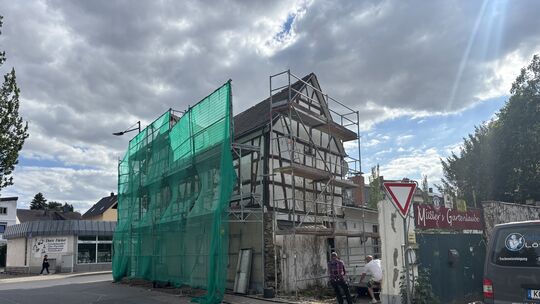 An der Fassade wird aktuell gearbeitet und auch die Wohnung im Obergeschoss wird saniert. Der Schankraum soll seinen Charakter n An der Fassade wird aktuell gearbeitet und auch die Wohnung im Obergeschoss wird saniert. Der Schankraum soll seinen Charakter n