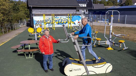 Hans-Werner Rörig (links) und Dietmar Kroschel vom Vorstand des SV Gehlert stellen den neuen Sportpark in der Ortsmitte vor. Ein