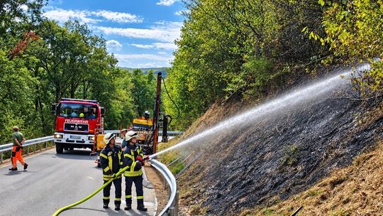 Funkenflug mit Folgen: Bei Leitplankenarbeiten an der neuen K3 zwischen Hahnenbach und Hennweiler geriet am Donnerstag die trock Funkenflug mit Folgen: Bei Leitplankenarbeiten an der neuen K3 zwischen Hahnenbach und Hennweiler geriet am Donnerstag die trock