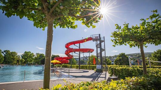 Viele warme und sonnige Tagen halfen dem Freibad Oberwerth in Koblenz dabei, 2026 wieder deutlich mehr Besucher begrüßen zu könn