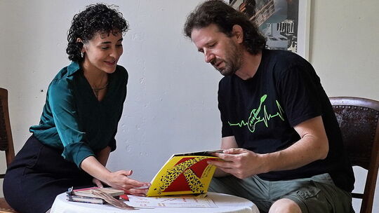 Die Kunstschaffenden Samira Delzendeh und Mirco Pignotti bei der Auswahl von Motiven.