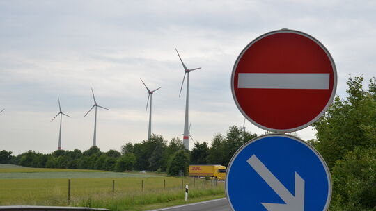 Windräder im Kreis Bad Kreuznach sind seit Jahrzehnten im Vergleich mit Nachbarkreisen Simmern, Alzey-Worms oder Donnersbergkrei Windräder im Kreis Bad Kreuznach sind seit Jahrzehnten im Vergleich mit Nachbarkreisen Simmern, Alzey-Worms oder Donnersbergkrei