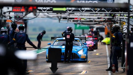 Boxen-Romantik: Lucas Auer erreicht am Sachsenring in seinem blauen Mercedes sein Mechanikerteam.