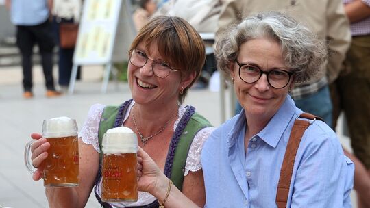 Auch wenn beim Saisonfinale des Schlemmertreffs auf dem neu gestalteten Marktplatz Lederhosen und Dirndl eher zur bedrohten Art Auch wenn beim Saisonfinale des Schlemmertreffs auf dem neu gestalteten Marktplatz Lederhosen und Dirndl eher zur bedrohten Art