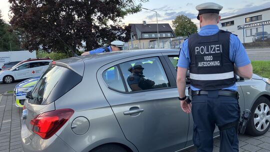 „Führerschein und Fahrzeugpapiere bitte“ – die Beamten kontrollierten verschiedene Fahrzeuge und Zweiräder im Rahmen einer Verke