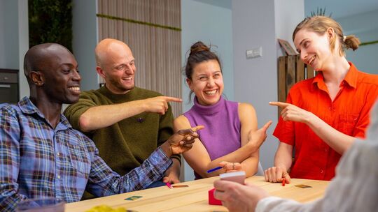 Personen spielen «A fake artist goes to New York» Personen spielen «A fake artist goes to New York»