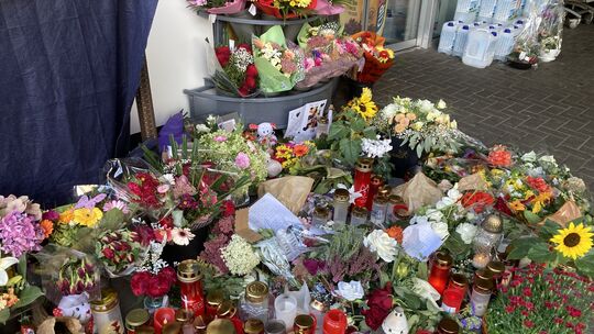 Der Tag nach dem 18. September 2021: Die Trauer ist unfassbar. Viele Menschen legen Blumen an der Tankstelle in Idar-Oberstein a