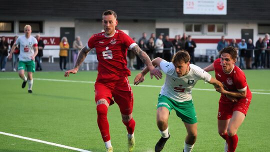 In der Vorsaison triumphierte der TuS Immendorf (in Rot, von lnks mit Robin Reichert und Jan Buker) zweimal mit 2:1 gegen die SG