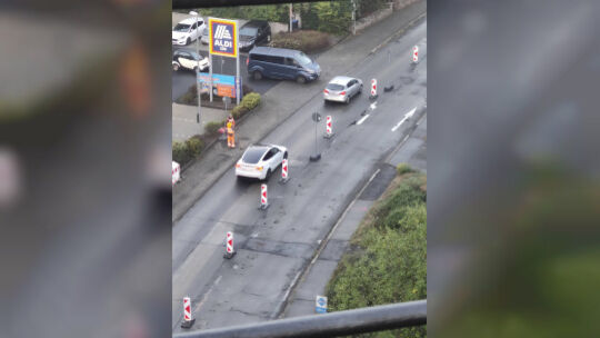 Vom Viadukt aus konnte man einige brenzlige Situationen beobachten. Der blaue Van will nach rechts abbiegen – in die Einbahnstra