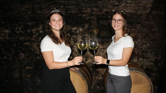 Sie sehen (fast) gleich aus. Doch beim Weingeschmack scheiden sich die Geister von Weinkönigin Elisa (links) und Weinprinzessin