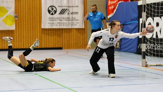 Beim 30:36 gegen Weiterstadt hatte die HSG Kastellaun/Simmern um Torfrau Johanna Reinarz beim Debüt in der B-Mädels-Bundesliga d Beim 30:36 gegen Weiterstadt hatte die HSG Kastellaun/Simmern um Torfrau Johanna Reinarz beim Debüt in der B-Mädels-Bundesliga d