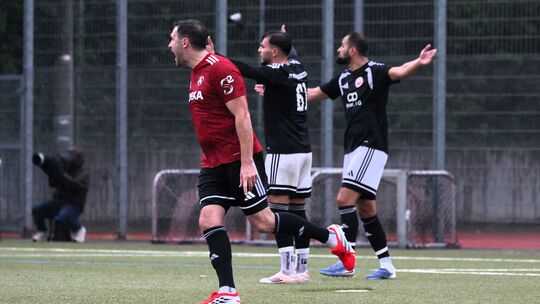 Bei der 2:3-Niederlage gegen den FVR Rübenach (in Rot) kassierte Anadolu Koblenz (in Schwarz) die dritte Niederlage in Folge. Ge Bei der 2:3-Niederlage gegen den FVR Rübenach (in Rot) kassierte Anadolu Koblenz (in Schwarz) die dritte Niederlage in Folge. Ge