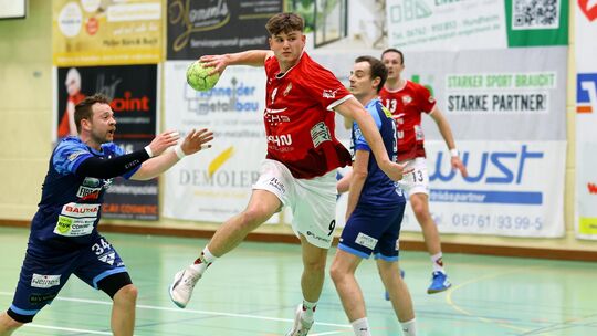 Noch vor Weihnachten kann Kilian Kötz (am Ball) wieder die gegnerischen Abwehrreihen durchbrechen: Das Rückraum-Ass der HSG Kast