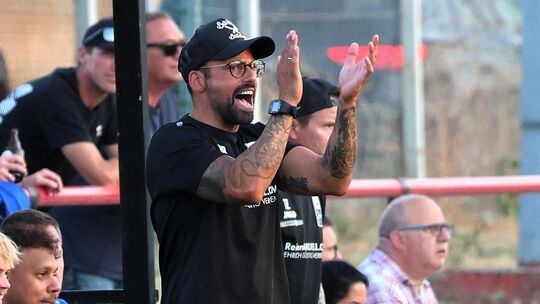 Applaus, Applaus: Niederbreitbachs Trainer Dominik Bersch hat zurzeit allen Grund, mit seinem Team zufrieden zu sein.