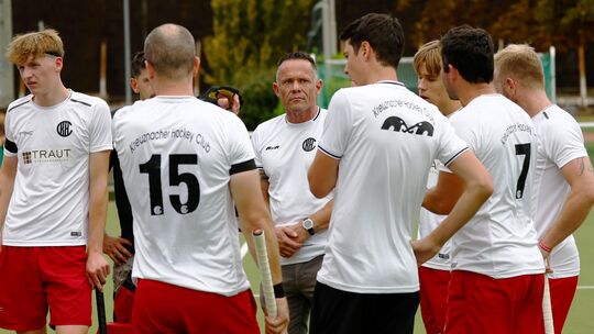 Muss durchzählen, wie viele Spieler ihm am Samstag in Mainz zur Verfügung stehen: KHC-Trainer Alex Jacob (Mitte).