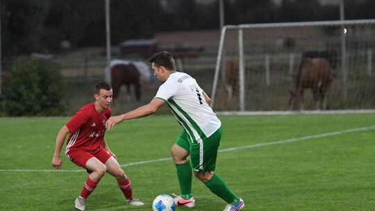 Alexander Kaltwasser (am Ball, gegen Reitzenhains Tamino Stroh) ist mit seiner TuS Niederneisen beim Gastspiel in Nassau nur Auß