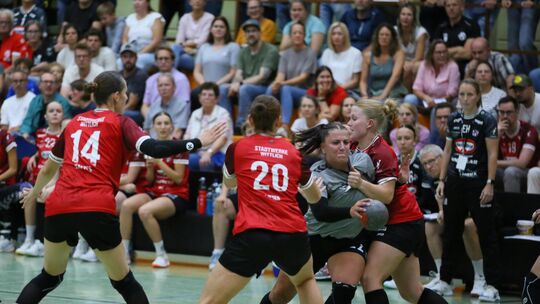 Wird Melissa Gräber (graues Trikot, am Ball) im Spitzenspiel gegen die HSG Marpingen mitwirken können? Die Torjägerin der HSG Hu
