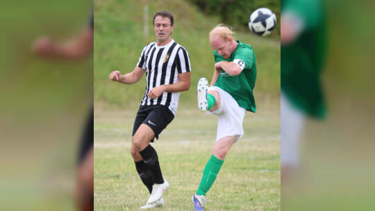 Johannes Mudrich (links) ist nicht nur Spielertrainer, sondern auch Taktgeber beim FC Bärenbach. Aktuell laboriert er an einer K Johannes Mudrich (links) ist nicht nur Spielertrainer, sondern auch Taktgeber beim FC Bärenbach. Aktuell laboriert er an einer K