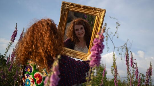 Die Bad Marienberger Poetin Tina Hüsch ist inzwischen 51 Jahre alt. Doch im Herzen ist sie ein Kind geblieben, das es gerne bunt